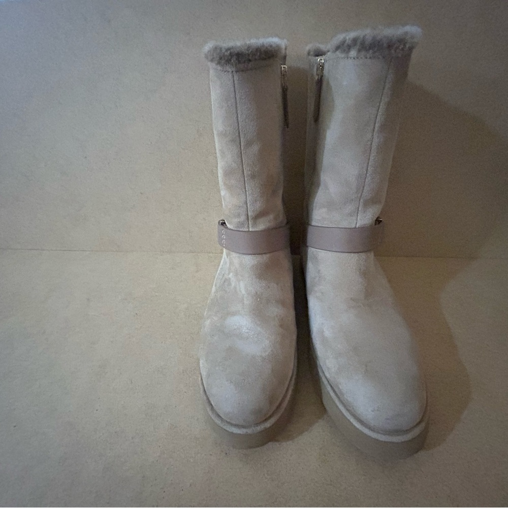 I have a beautiful  pair of uggs I’m selling and there in really good shape